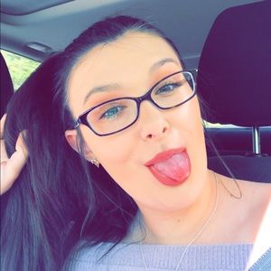 Meet your Posher, Alexis